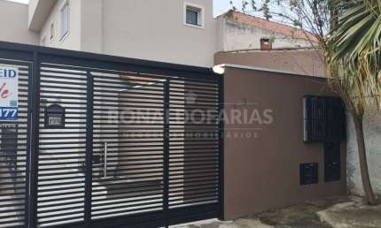 Casa a venda em Condomiio fechado sendo 2 quartos , sala ampla 1 vaga de garagem.