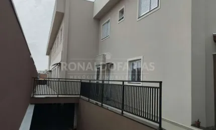 Casa  a venda em condominio fechado sendo 2 quartos ,sala ampla 2 banheiro ,1 vaga de garagem cobert