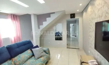 Sobrado a venda sendo 2 quartos , 1 sala , 2 banheiros , area de serviço