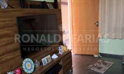 Sobrado a venda sendo dois quartos , sala ampla , duas vagas de garagem coberta .