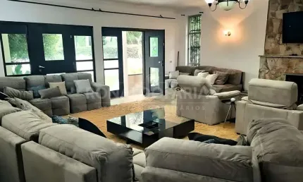 Casa à Venda no Bairro de Interlagos Bolsão com 3 Dormitórios 3 Suítes e 4 Vagas de Garagem