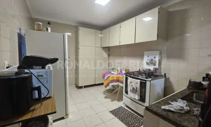 Casa terrea a venda sendo 2 quartos , 2 vagas de garagem coberta ,2 banheiro .