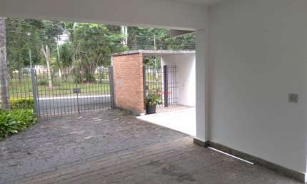 Sobrado à venda com 4 dormitórios na região de Interlagos.