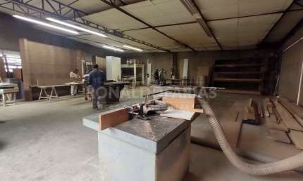 Galpão Comercial a Venda no Bairro de Interlagos com 520 m² de Área Útil