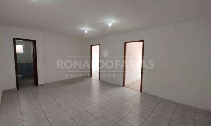 Sala comercial com 80m² para locação na região de Interlagos.