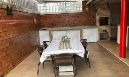 Casa á Venda em Interlagos com 4 Dormitórios Suítes e 2 Vagas de Garagem