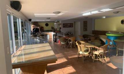 Casa à venda com 4 suítes em condomínio fechado na região do Embu Guaçu.