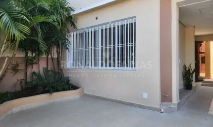 Sobrado à venda com 3 domitórios e 2 vagas na região do Jardim Marajoara.