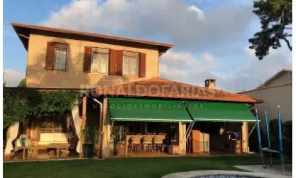 Sobrado a venda  com 3 suítes na região de Interlagos