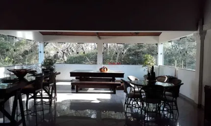 Casa térrea à venda com 3 dormitórios e 1 suíte na região de interlagos.