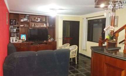 Sobrado à venda com 3 dormitórios e 2 vagas na região do Jardim Consorcio.