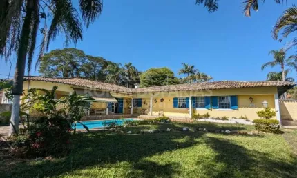 Casa à Venda no Bairro de Interlagos Bolsão com 4 Dormitórios sendo 3 Suítes e 6 Vagas de Garagem