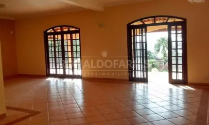 Excelente casa térrea a venda no condomínio com 4 dormitórios e 2 suítes