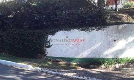 Casa térrea à venda com 3 dormitórios e 1 suíte na região de Alphaville.