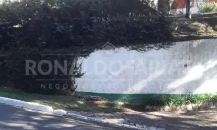 Casa térrea à venda com 3 dormitórios e 1 suíte na região de Alphaville.