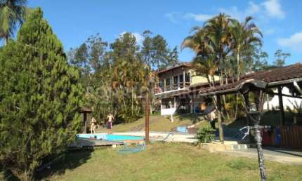 Sitio à venda com 7.000m, ² 4 suites, alojamento e 15 vagas cobertas na região de Embu Guaçu.