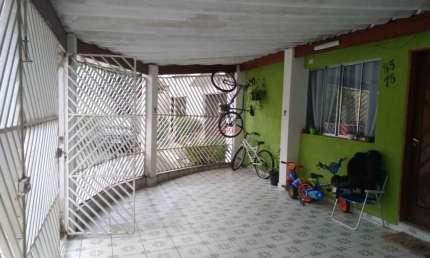 Casa térre à venda com 3 dormitórios e 1 suíte na região de Interlagos.