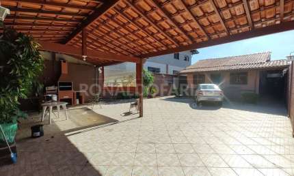 Casa à Venda  ou Locação em Veleiros com 3 Dormitórios 1 Suíte e 5 Vagas de Garagem