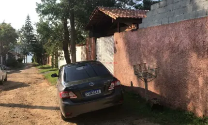 Casa térrea à venda com 3 dormitórios e 4 vagas na região de Parelheiros.