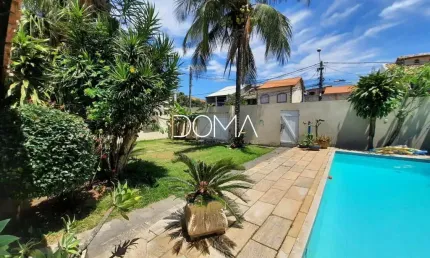 Casa independente com piscina e amplo quintal gramado!