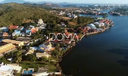 Propriedade de alto padrão com frente canal na Ogiva