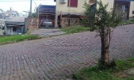 Casa com 3 quartos à venda na Avenida Teresina, 249, Medianeira, Porto Alegre por R$ 490.000