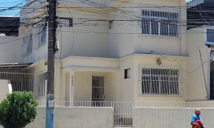 Vendo Casa  comTerraço 04 Quartos 02 Banheiros Garagem.