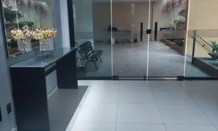 Condominio de apartamentos bem cuidado em suas partes comuns limpas com ótima apresentação.