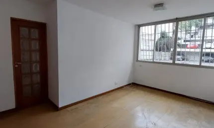 Apartamento arejado, indevassado, com ótima área externa.