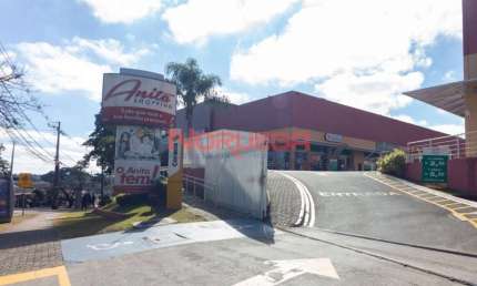 Excelente oportunidade de locação de loja comercial em Curitiba - Bairro São Lourenço, 2 salas, 1 banheiro, 60,90 m² de área.