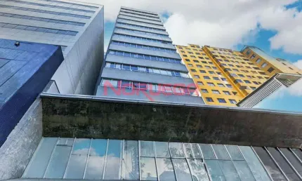 Sala Comercial para Locação no Centro de Curitiba-PR: 1 Sala, 2 Banheiros, 54m² de Área. Venha Conferir!