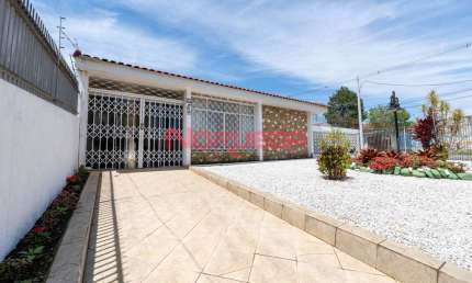 Imóvel de Alto Padrão no Cajuru: Casa com 3 Quartos, 1 Suíte, 3 Banheiros, 2 Vagas de Garagem e 200m² em Curitiba, PR.