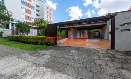 Imóvel de Luxo no Centro Cívico: Casa para Locação em Curitiba-PR com 5 Quartos, 2 Suítes e 425m² de Área
