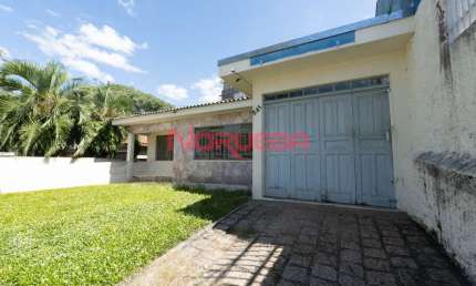 Excelente oportunidade de locação: Casa comercial com 5 salas, 3 banheiros, 1 vaga de garagem e 200m² em Bacacheri, Curitiba-PR!