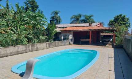 Espaçosa chácara com piscina, em Quintas de Pirapora I
