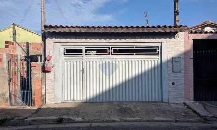 Casa à venda no Campo Largo, dista  poucos metros da avenida principal