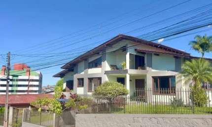 CASA DE ALTO PADRÃO EM UM LOTE COM MAIS DE 1100M² - CA596