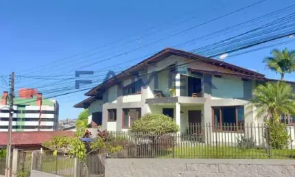 CASA DE ALTO PADRÃO EM UM LOTE COM MAIS DE 1100M² - CA596