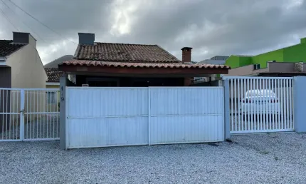 Casa  02 dormitórios  atrás  do Ginásio Vicente Gurski Matinhos PR