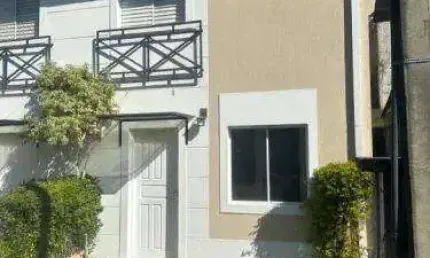 Casa à venda, e reformada em condomínio Granja Viana!!