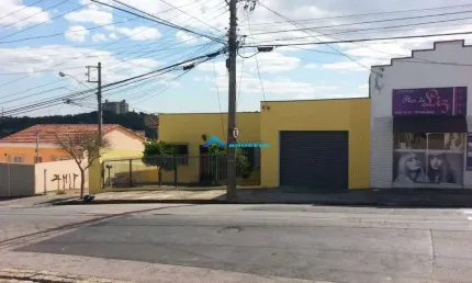 Casa térrea c/ 3 dorms, quintal com ótimo espaço e boa localização de jundiaí