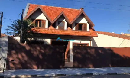 Casa a Venda C/ 3 Dorms, Total de 300 m², Amplo Quintal com Piscina e Churrasqueira, Louveira SP