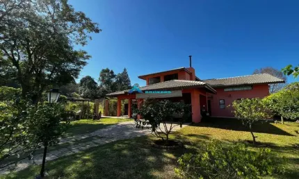 Casa térrea de esquina c/ 3 dorms, suíte, sala com pé direito alto, cond. tereza cristina