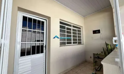 Casa térrea c/ 2 dormitórios, terreno com 270 m², quintal amplo e com churrasqueira, jundiaí