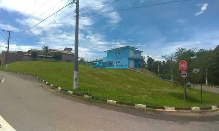 Terreno de esquina em aclive, privilegiada localização, com 1.306m²