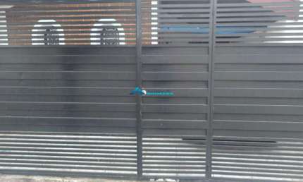 Vendo casa térrea com 3 quartos e 2 suítes, garagem 2 vagas Ótima localização. Valor : R$ 420.000,00. Sem permuta á vista. Tratar Whatsapp: (11) 9678