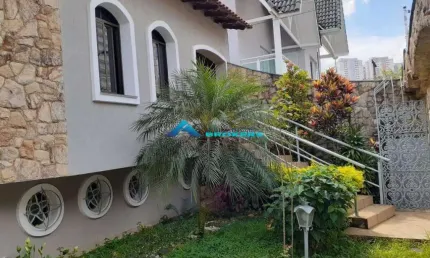 Casa à venda na Rua Santo Antônio, 220, Vila Galvão, Guarulhos