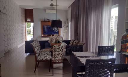 linda casa condomínio terras do vale com três suítes e piscina