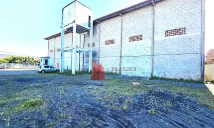 LOCAÇÃO: GALPÃO COMERCIAL com portão nível zero, 750m2, bairro Barra do Rio, Itajai/SC!