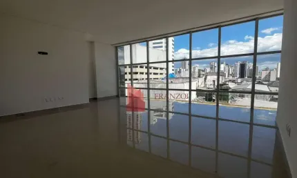 Locação: sala comercial de 46m² no centro de itajaí.